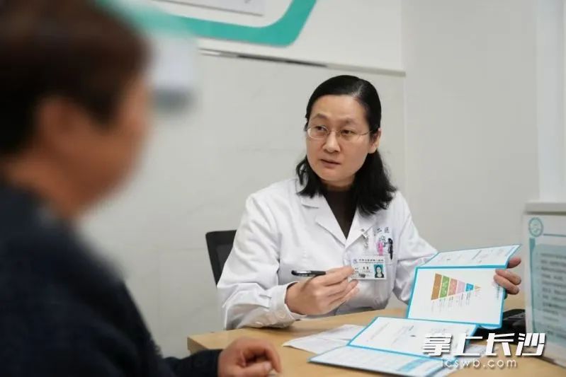 湘雅二醫(yī)院代謝內(nèi)分泌科主任李霞教授正在看診圖片